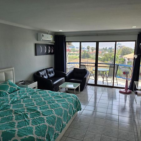Villa Germania Pantai Jomtien Bagian luar foto