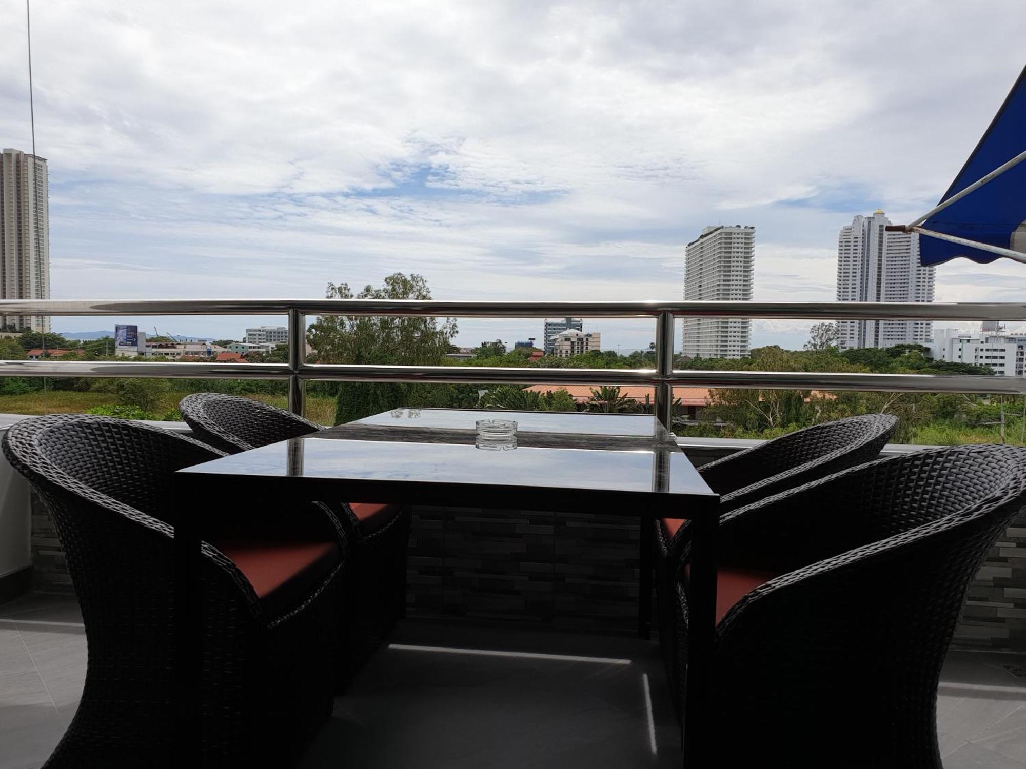 Villa Germania Pantai Jomtien Bagian luar foto